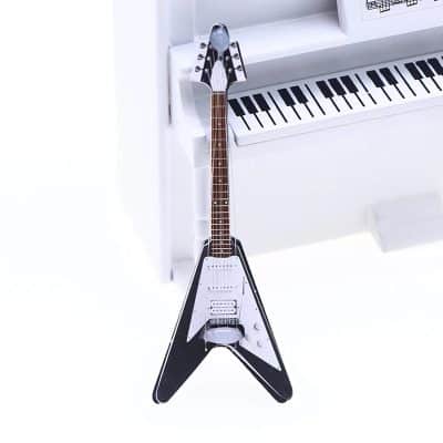 Miniature electric guitar of the Flying V type - model 1