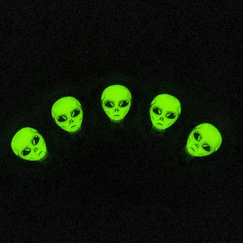 5 guitar picks with alien head design, pack of 5 pieces