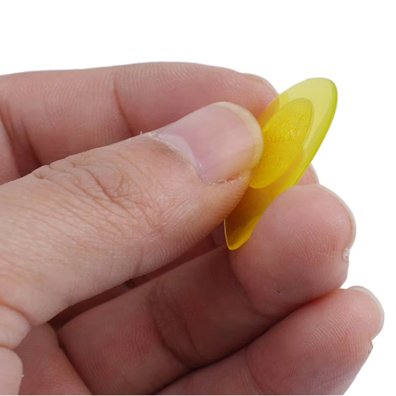 Use of a set of 6 picks for electric or acoustic guitars, available in 3 different sizes.