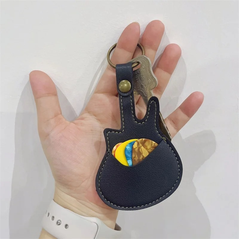 Using the treble clef keychain as a guitar pick case