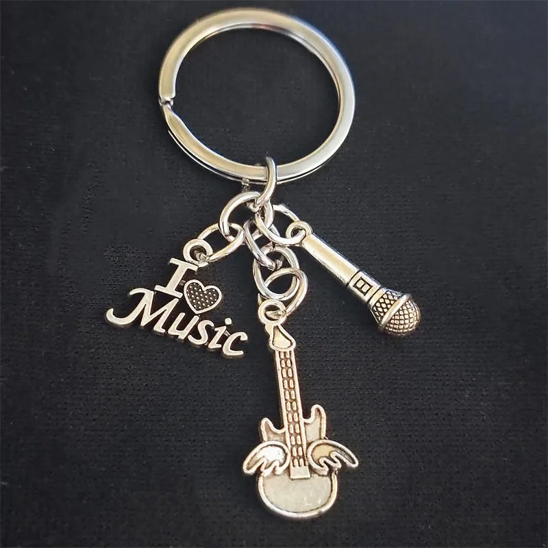 Details of the heart-shaped guitar keychain with music