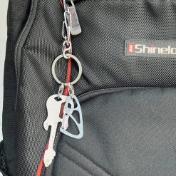 Details of the guitar keychain with metallic glitter and carabiner