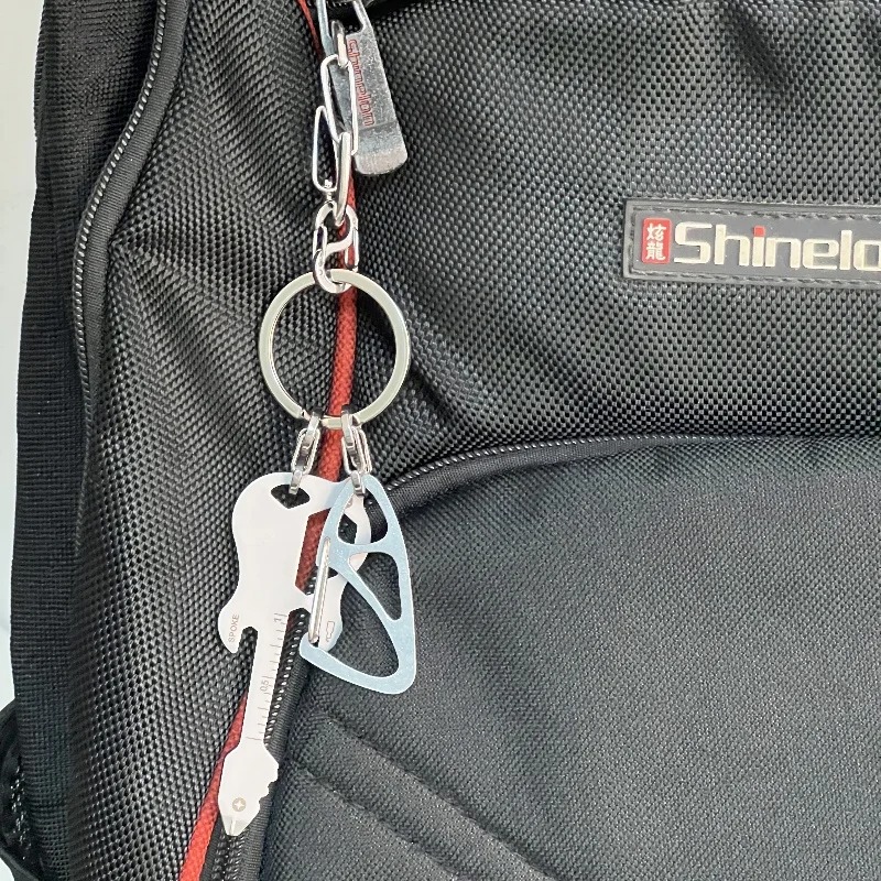 Details of the guitar keychain with metallic glitter and carabiner
