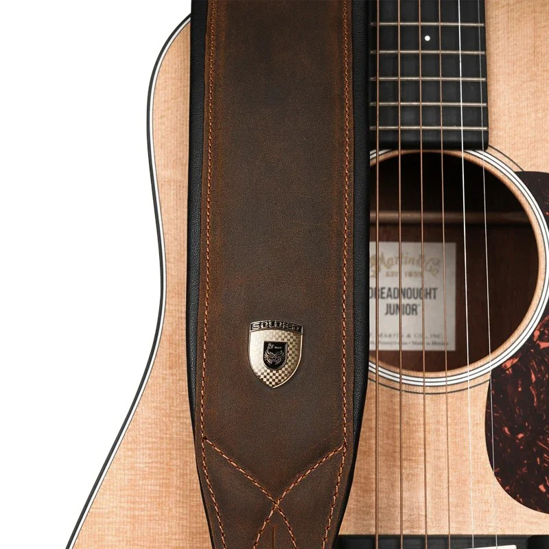 Details of the 'Vintage Elegance' Premium Leather Guitar Strap