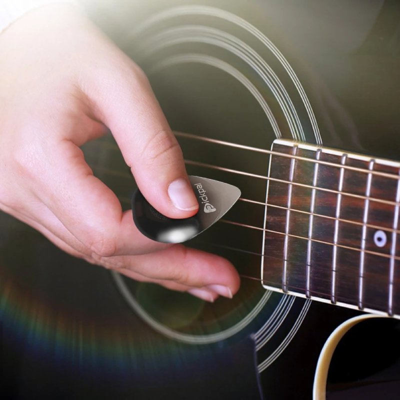 Details of the functioning of a guitar pick with high-sensitivity LED light