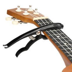 The image depicts a metal capo, crafted from a zinc alloy, designed in the shape of a leopard.