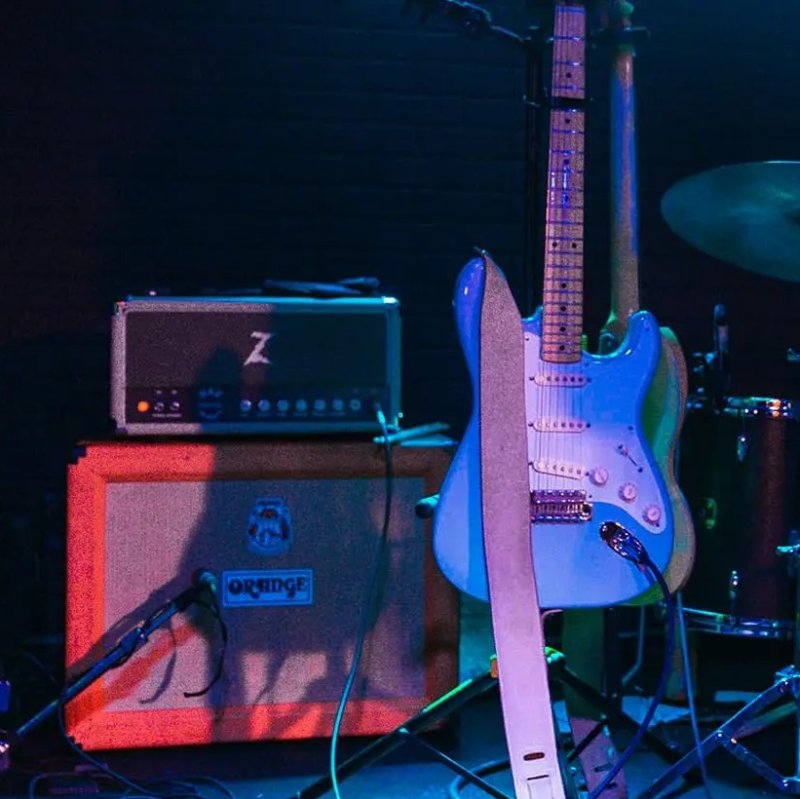 Foldable Metal Guitar Stand - Secure and Adjustable