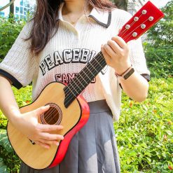 Overall view of the 63 cm children's guitar - Natural wood glow