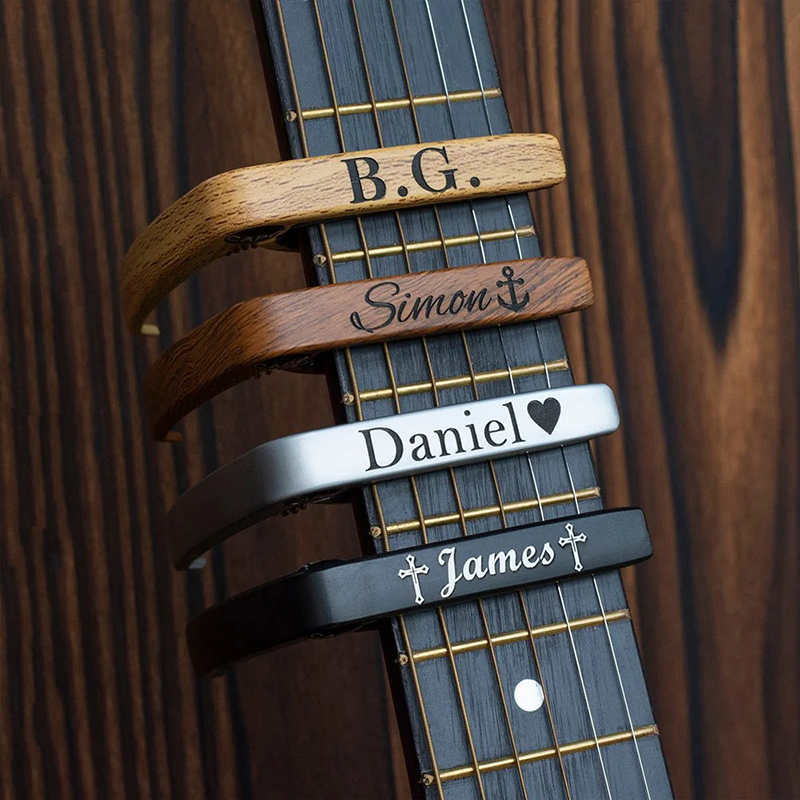 Capodastre Guitare Personnalisé Bois & Métal – Gravure Nom + Symbole Offert