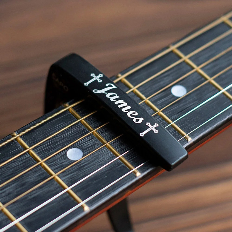 Capodastre Guitare - Personnalisé Bois & Métal – Gravure Nom + Symbole Offert