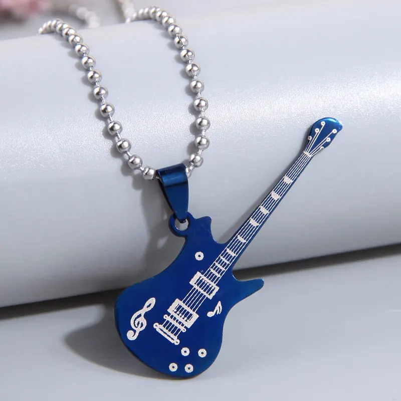 Collier avec Pendentif Guitare Gravée Rock “Melody Blade” - Couleur Bleu