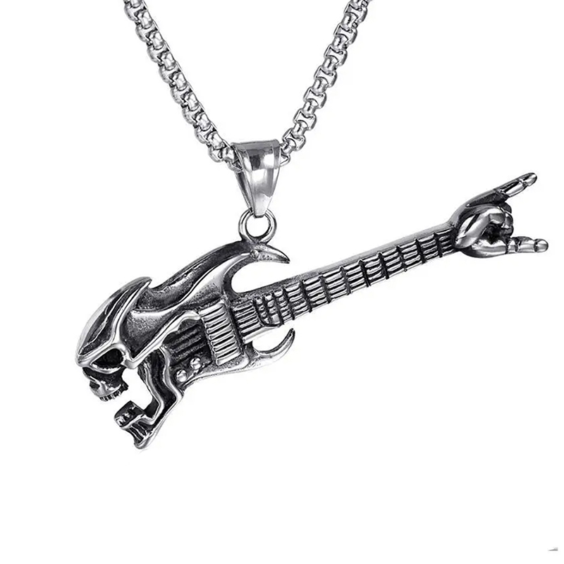 détails pendentif tête de mort pour rockers rebelles