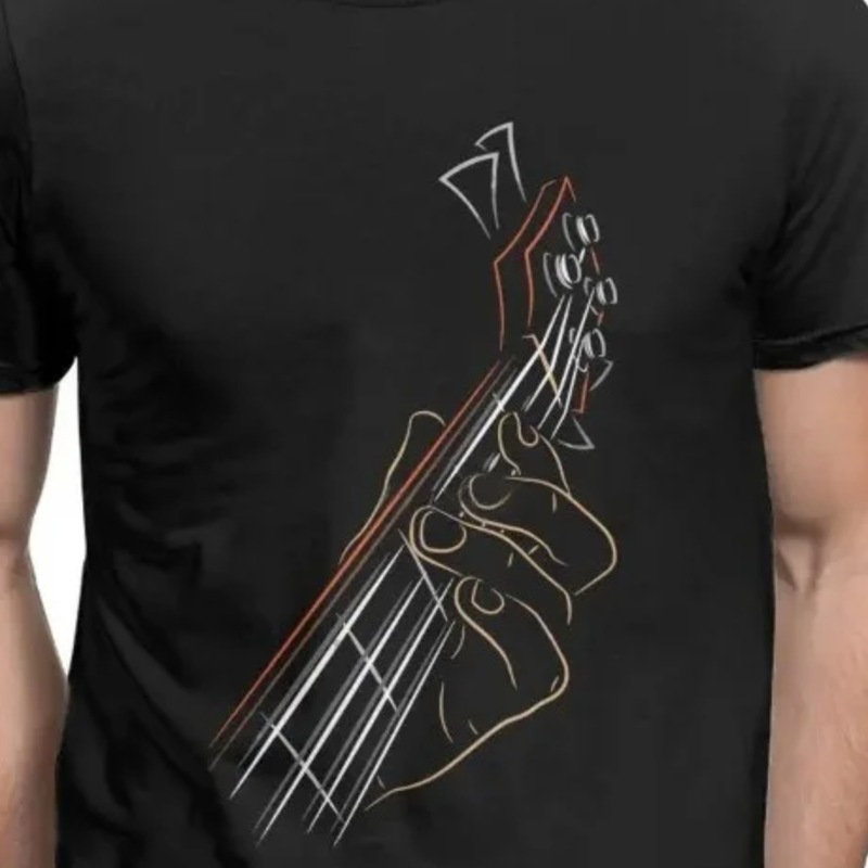 Gros plan du motif du t-shirt L'Empreinte du Rock : main posée sur le manche et les cordes d'une guitare