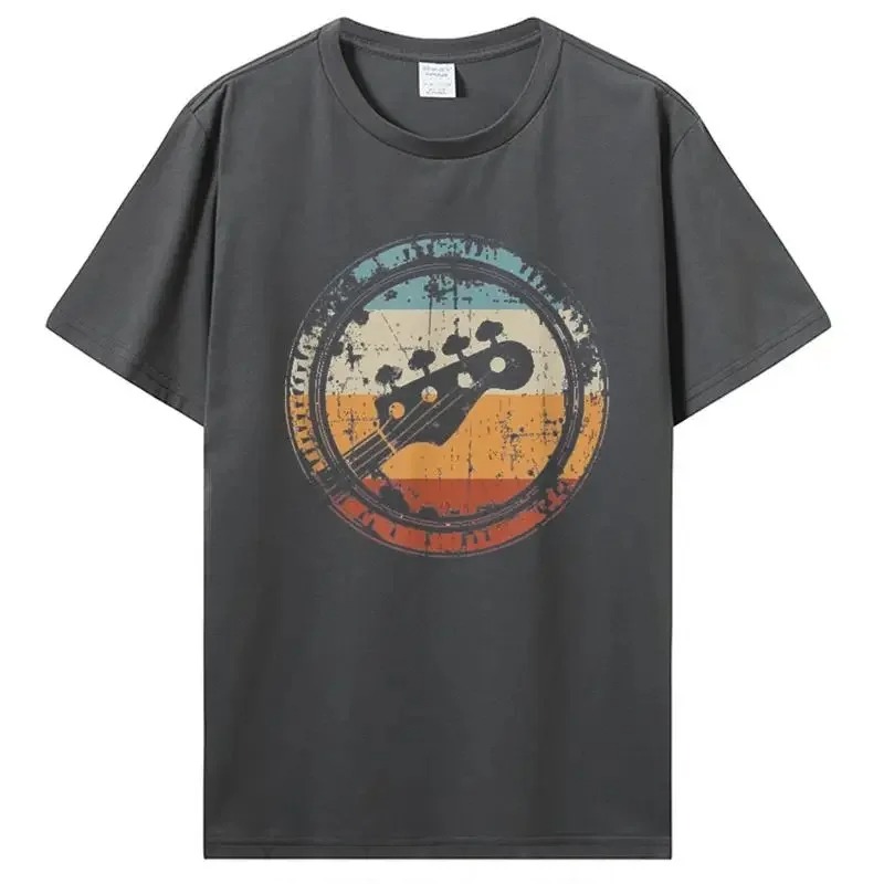 T-shirt gris foncé avec motif tête de guitare basse sur coucher de soleil rétro