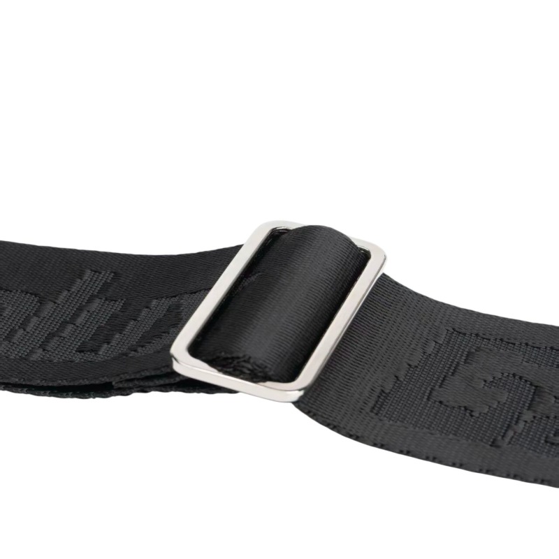 Vue détaillée de la sangle Power Grip : attache auto-lock, embout en microfibre et boucle de réglage métallique