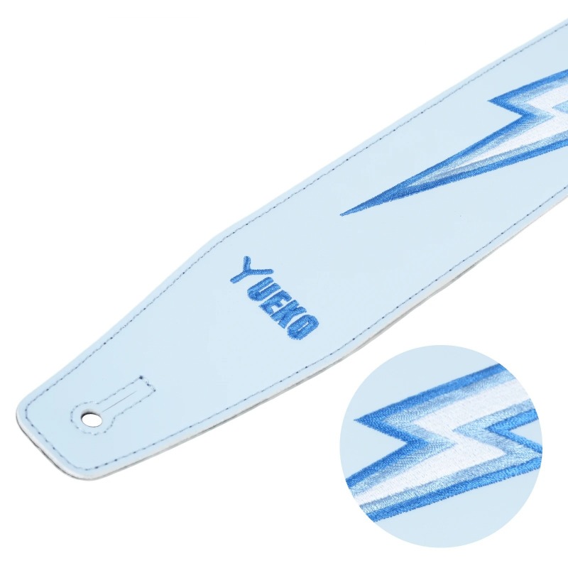 Détail de la sangle Blue Lightning : extrémité bleu clair avec logo et éclair brodé en relief