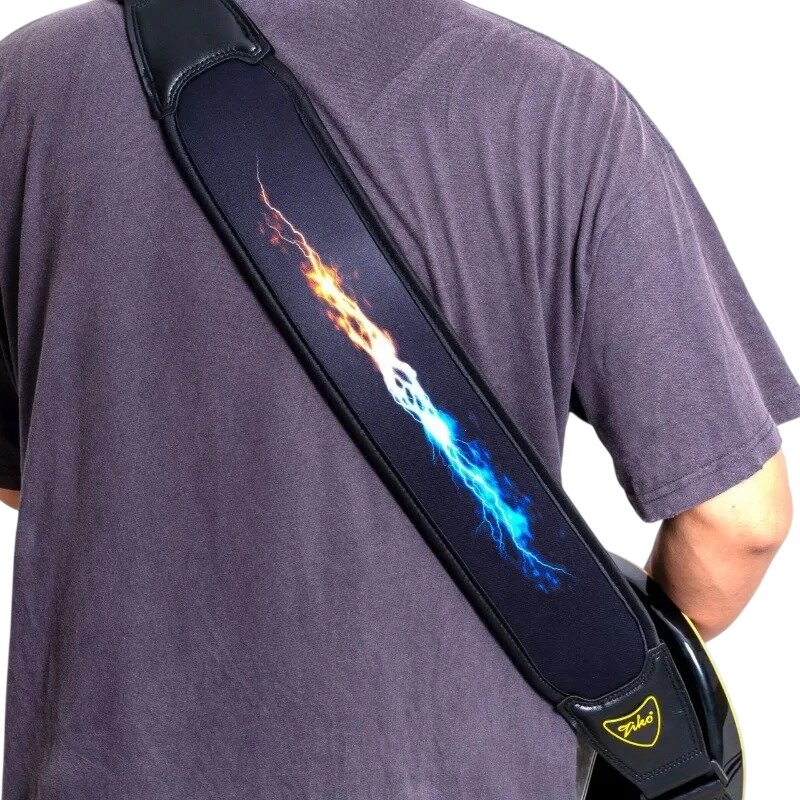 Guitariste portant la sangle de basse Fusion Foudre, éclair imprimé du feu orangé au bleu électrique